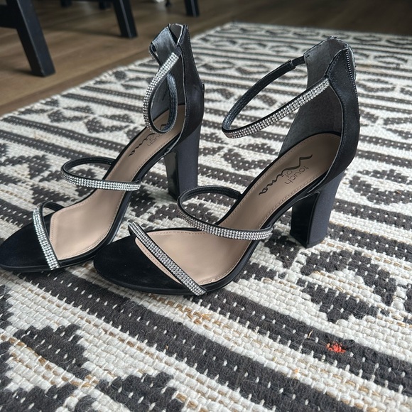 Black heels with rhinestones. - Picture 2 of 6